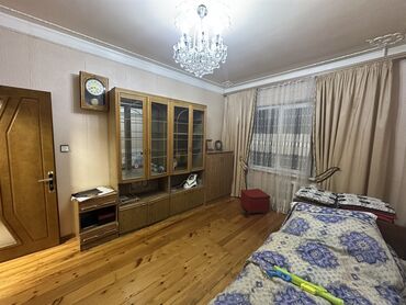 Uzunmüddətli kirayə mənzillər: 3 otaqlı mənzil – tam mebellə - Geniş, işıqlı qonaq otağı: tavandan — 2