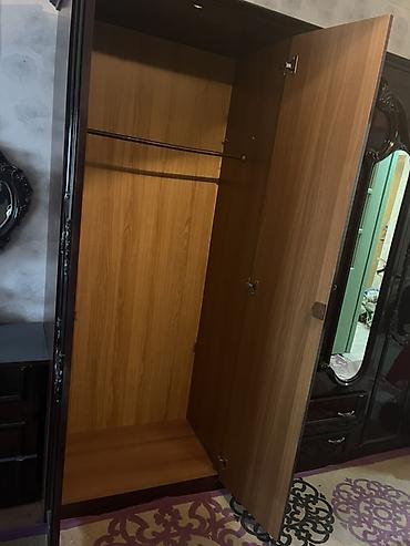 yataq tek: Təcili satılır! Yaxşı vəziyyətdə tünd laklı mebel dəsti (paltar şkafı — 2