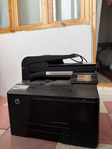 printer: HP Color LaserJet Pro 200 M276nw MFP printeri. Bu çoxfunksiyalı qara
