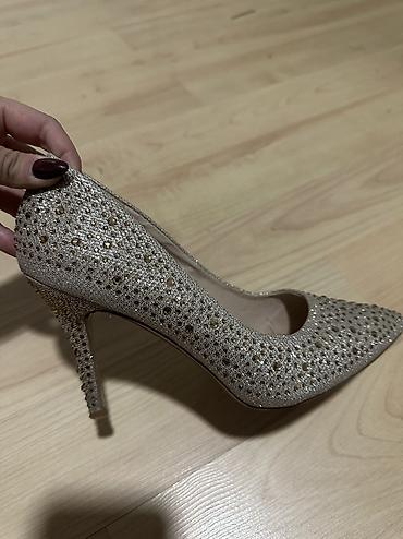 ugg debeli djon: Stikle srebrno-bez sljokicaste Broj 39 Nosene ali ocuvane Cena:600 — 6
