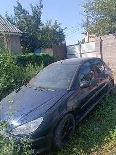 успокоители тормозных колодок: Темно-синий хэтчбек Peugeot 206 оснащенный черными литыми дисками