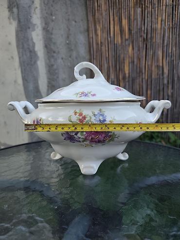 bacac diska statua: Predivna porcelanska supijera sa poklopcem, dekorisana cvetnim — 2