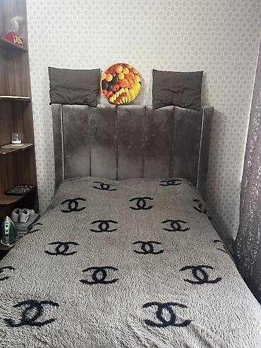 двух яростный кровать бу: Двуспальная кровать с мягким высоким изголовьем и комплектом текстиля — 1