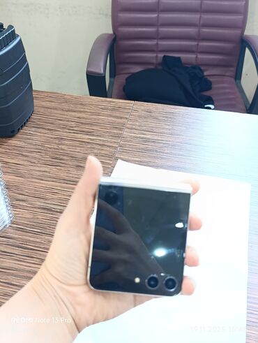 Digər mobil telefonlar: Qatlanan ağıllı telefon – kompakt “flip” dizayn - Korpus: metal — 3