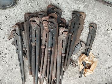 Инструменты для авто: Предлагается набор различных металлических гаечных ключей. В — 9