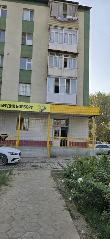 продаю в связи с переездом: Сдается в аренду коммерческое помещение на первом этаже жилого дома с
