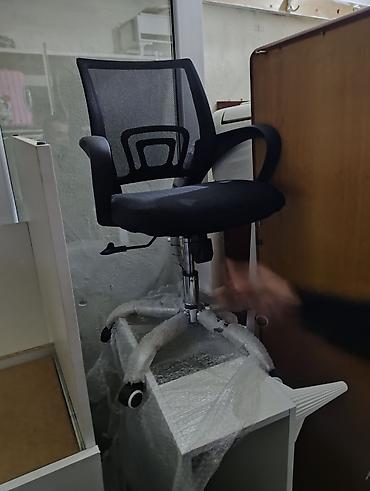 ev mebel: Qara rəngdə, təkərli, fırlanan ofis kresloları. Dəstə daxildir, ofis — 3