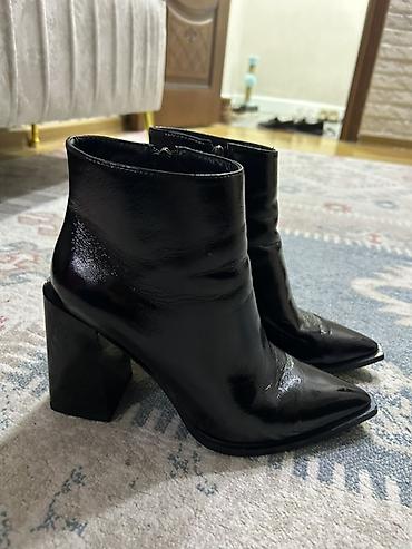 botinkalar 39: Qadınlar üçün qara lak dəridən qısa çəkmə (ankle boots) - Material — 1