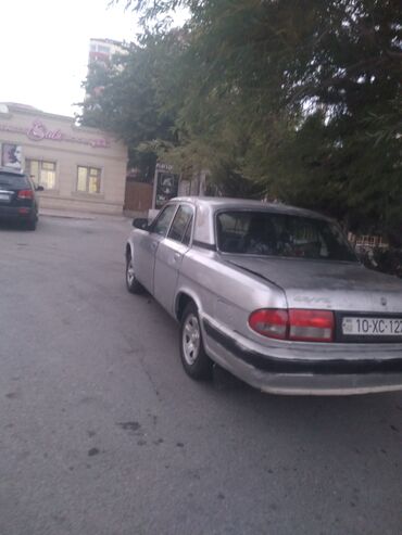 volqa matoru: GAZ-3110 Volga sedan - Kuzov: 4 qapılı sedan, gümüşü rəng - Mühərrik