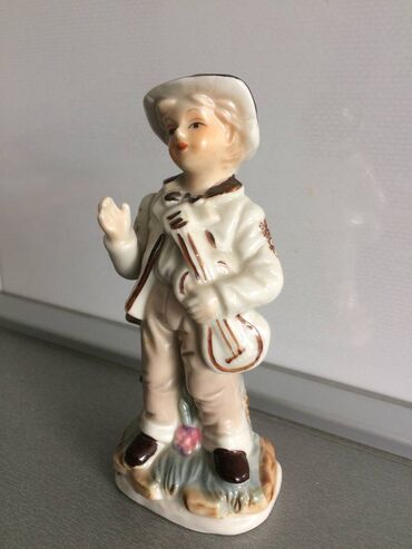 Figure: Decak sa gitarom iz 70tih Austrija
Visina oko 15cm — 9
