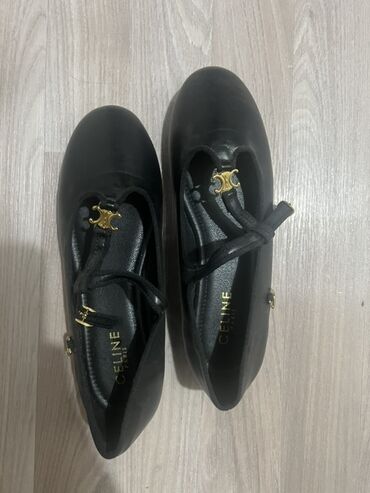 Босоножки, сандалии, шлепанцы: Все по 500 сом . Элегантные женские сандалии розового цвета. Верхняя — 10