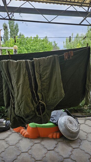 советская палатка: Два советских утеплённых спальника и брезентовая плащ-палатка. Палатку