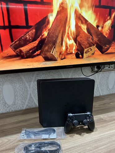 ps4 купить бу: Qara rəngli PlayStation 4 Slim oyun konsolu. Komplektə bir ədəd