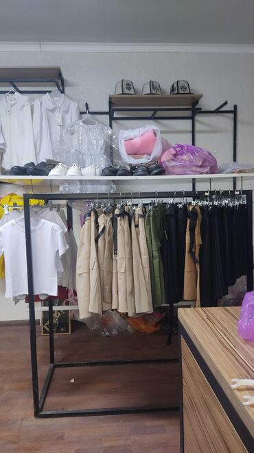 Кронштейны, стойки: Продается торговое оборудование для магазина одежды. Рассчитан до — 9