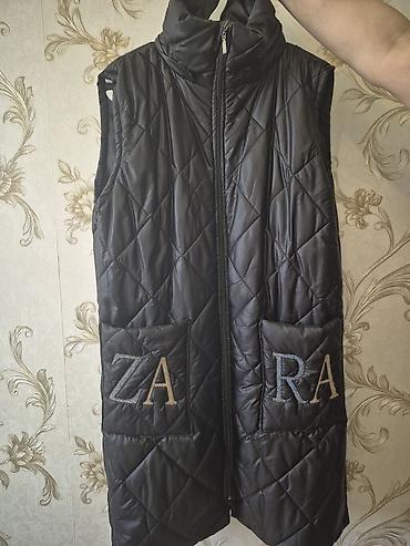 cins qadin jiletləri: Qadınlar üçün uzun, qara rəngli, kapüşonlu, qolsuz jilet. - Model — 1