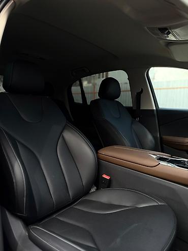 Другие детали салона: Автомобиль — кроссовер полноразмерных сидений. - Отделка — 2