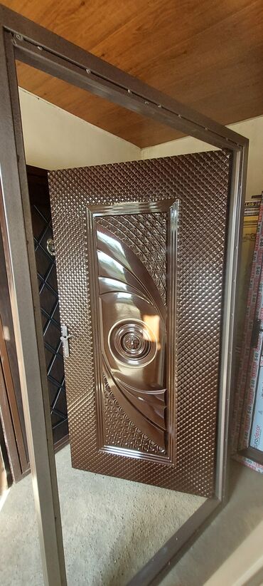 Bitkilər: Yeni qalin agir 1.10sm x2.10sm seyf qapi 285 azn tam ideal bunlarin