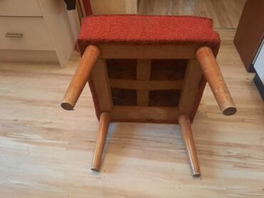 Stolice: Retro tabure,stolica Dimenzije oko 44x44 cm. Visina oko 36 cm Nogice — 3