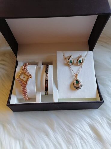 Setovi nakita: Cena 2100din
Bez kutije ide — 12