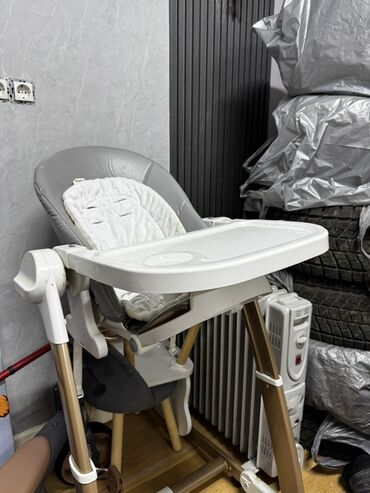 стульчик и столик детский: Универсальный стульчик для кормления, который также может