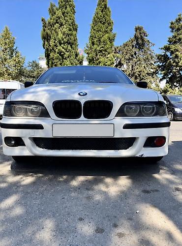 şüşə qaldıran: BMW 5 Series E39 sedan – ağ rəngdə. - Eksteryer: M paket üslublu — 1