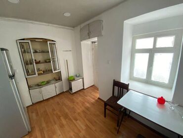 Uzunmüddətli kirayə mənzillər: Nizami metrosunun çıxışında 2 mertebeli binanın 2-ci mərtəbəsində — 4