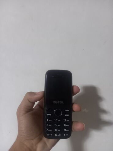 Digər mobil telefonlar: Qara rəngdə, düyməli KGTEL mobil telefonu. Yığcam və rahat dizaynı ilə