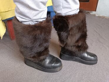 кожаные ботинки мужские: Продаю унты. Из натуральной кожи размер 41-42. были изготовлены на
