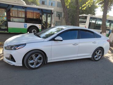 спринтер холодильник рефрижераторы в: Белый седан Hyundai Sonata с современной оптикой и хромированными