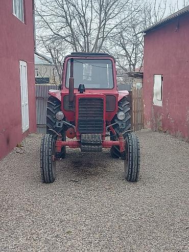 Qırmızı MTZ tipli təkərli traktor - Kabinli, ön dar təkərli