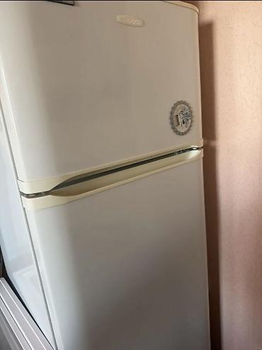 Двухкамерный холодильник INDESIT (верхняя морозильная камера)