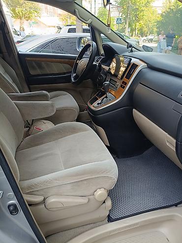 такси караван: Toyota Alphard — просторный японский минивэн серебристого цвета — 5