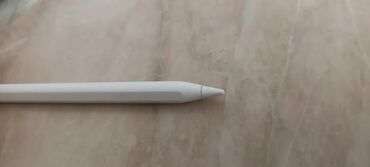 apple pencil 1: Ağ rəngdə olan Apple Pencil USB-CiPad ilə istifadə üçün nəzərdə