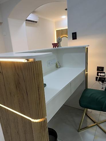 reception masa: Resepsiyon stolu – LED işıqlı, ağ üst səthli və ağ daxili iş — 2