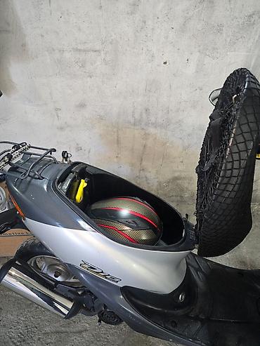 minus disk: Honda Dio skuter. Gümüşü və tünd boz rəng kombinasiyasında, kompakt — 7
