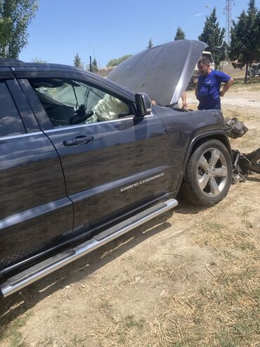 Jeep: Jeep Grand Cherokee – yaş asfalt rəngli, tam ölçülü SUV — 2