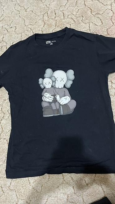 Футболка Uniqlo UT × KAWS, черная. -ОРИГИНАЛ. одевала пару раз размер