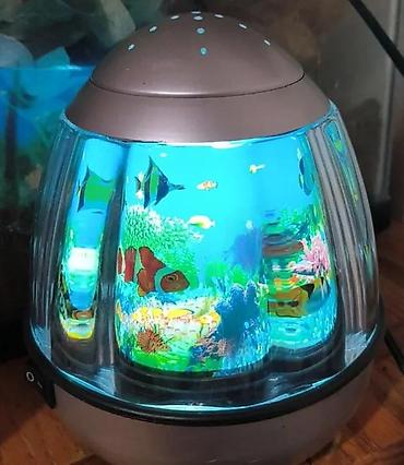 Dekorativna LED “akvarijum” lampa sa pokretnim efektom riba -