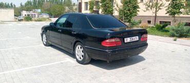 купить мерседес до 5000 долларов: Черный седан Mercedes-Benz E-Class, оснащенный автоматической коробкой