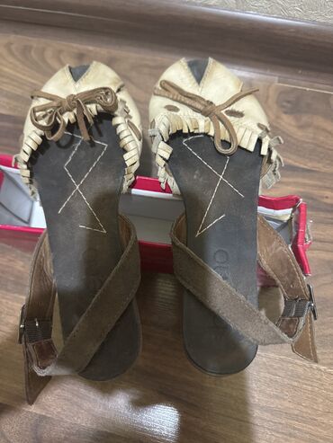 nike кроссовки женские: Продаю сандали, 100% кожа, 36 размер, покупала в лионе, в отличном
