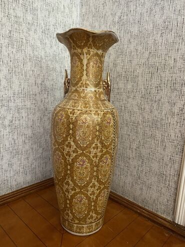 Vazalar: Bir vaza, Farfor