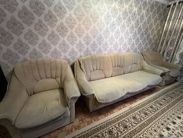 купить диван и кресло: Прямой диван, цвет - Бежевый, Б/у