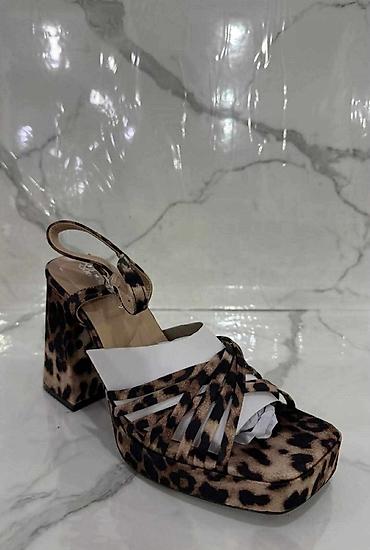 lagerfeld jako: Elegantne ženske sandale – više modela
Brojevi
36-41
2550 din
OR💥 — 4
