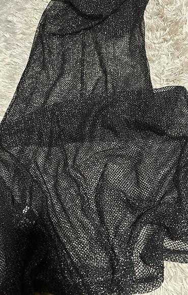 pull and bear helanke: Crna mrežasta sa sljokicama haljina sa kapuljačom - Materijal — 3