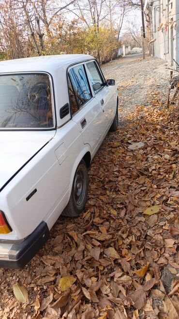 VAZ (LADA): Lada 2107 sedan – klassik ağ rəngdə, 4 qapılı. Texniki və xarici — 5