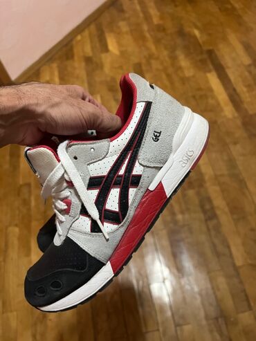 idman ayaqqabı: Asics yenisi 300 azndir, ayagim evvel 40 idi biraz sixir indi