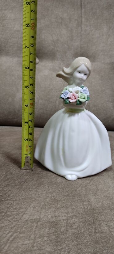 Heykəlciklər: Статуэтка . Девушка с букетом . Высота 16 сантиметров — 11