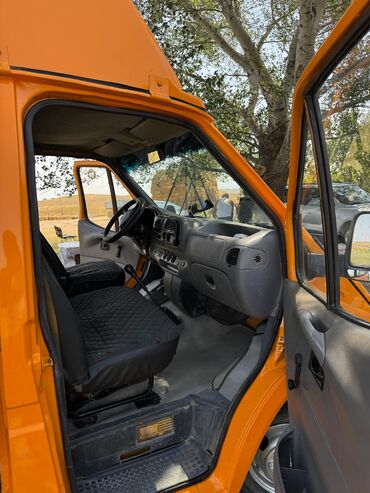 Yük maşınları: Narıncı rəngli, taxta bortlu, arxasında ikili təkərləri olan "Ford — 9