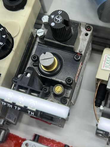 клапан газовый: Блок управления газовым клапаном с регулировочной ручкой. Предназначен