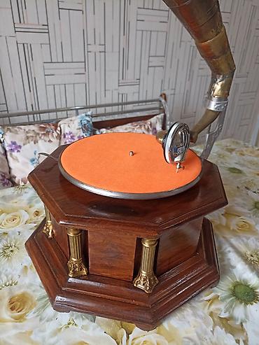 gramofon: Antik üslublu qrammofon - Korpus: çoxbucaqlı formaya malik massiv — 1